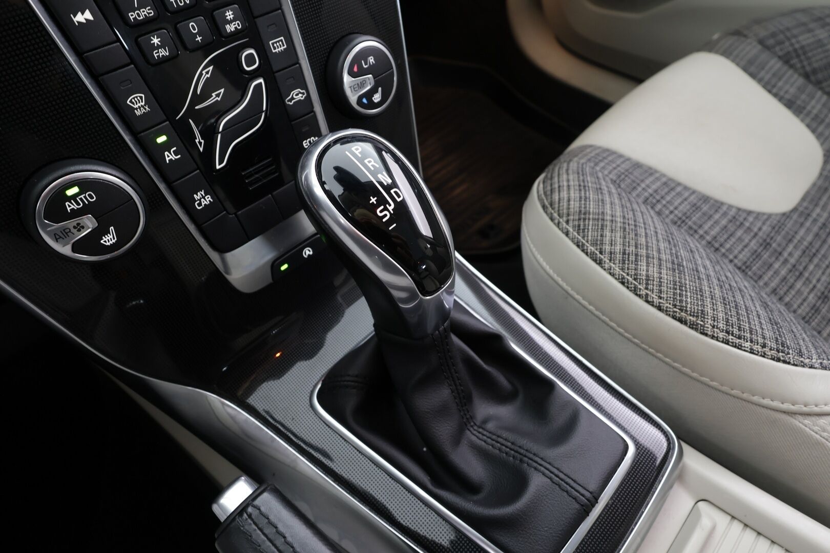 Volvo V40 Cross Country 2017 D2 Business aut * Vakkari / Panorama / P.kamera / LED / Navi / Koukku / Webasto / Tuulilasinlämmitin / Digimittaristo * - Suomi-auto / Kahdet renkaat aluvanteilla - HULLUT JOULUT KORKOTARJOUS 2,49% 