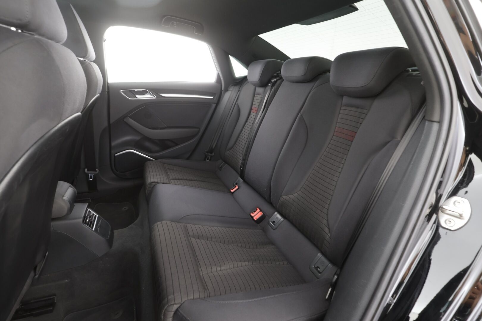 Audi A3 2017 Sedan First Edition Business Sport 1,4 TFSI COD 110 kW ultra S tronic - | ACC | Facelift | B&O | LED | Kattoluukku | Sporttipenkit | Urheilualusta | Keyless | Drive Select | Apple & Android | 2x renkaat aluin | Suomiauto |