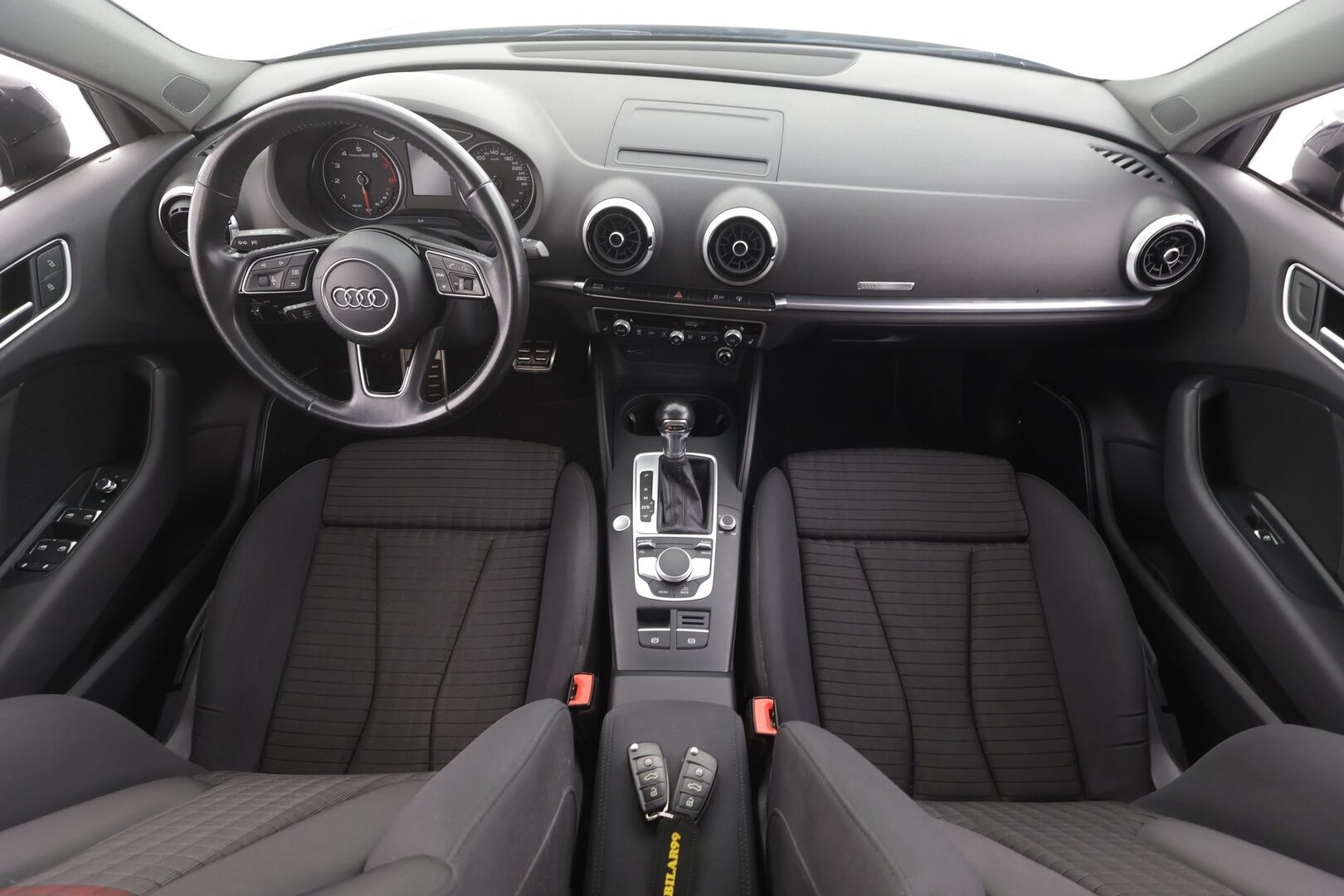 Audi A3 2017 Sedan First Edition Business Sport 1,4 TFSI COD 110 kW ultra S tronic - | ACC | Facelift | B&O | LED | Kattoluukku | Sporttipenkit | Urheilualusta | Keyless | Drive Select | Apple & Android | 2x renkaat aluin | Suomiauto |