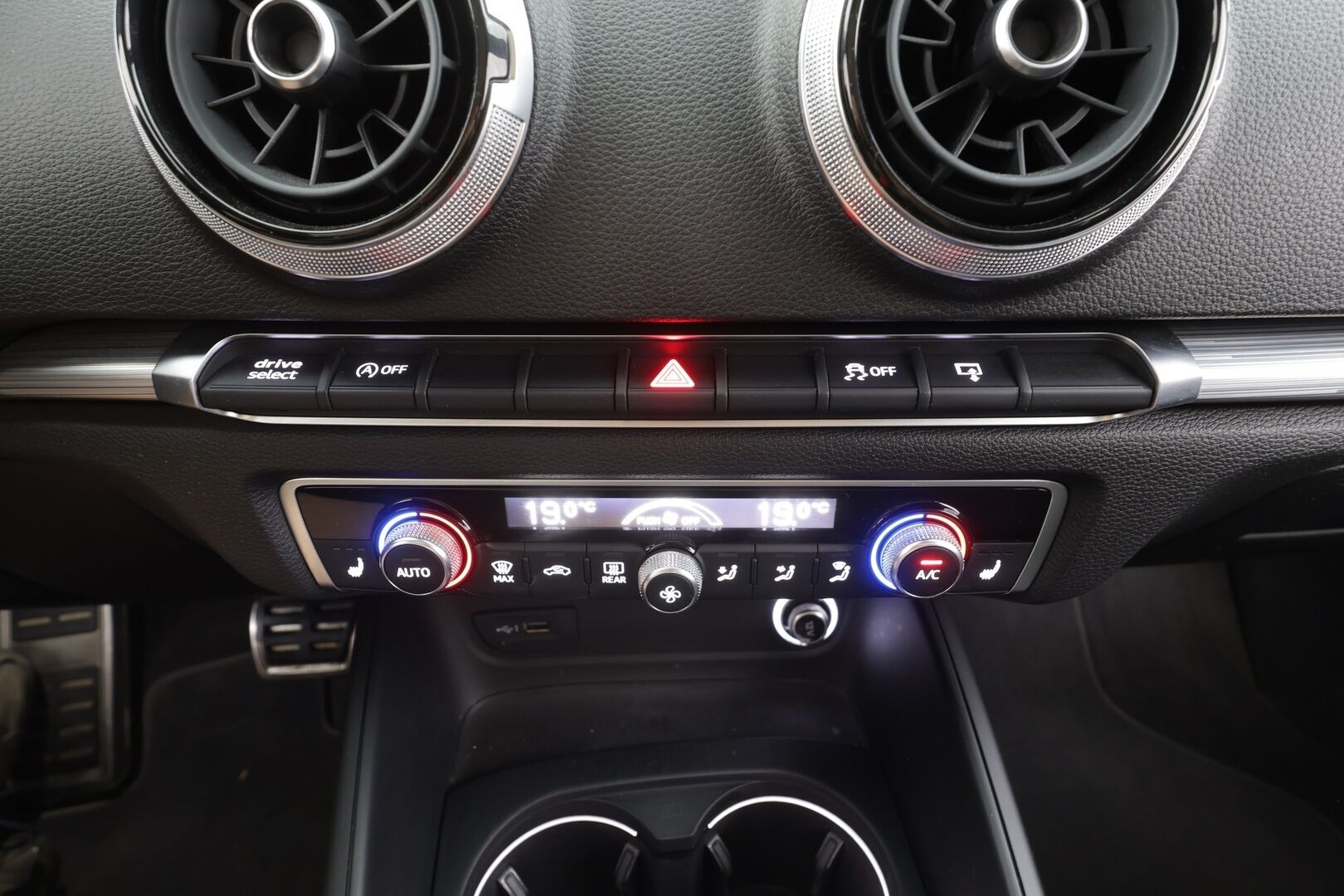 Audi A3 2017 Sedan First Edition Business Sport 1,4 TFSI COD 110 kW ultra S tronic - | ACC | Facelift | B&O | LED | Kattoluukku | Sporttipenkit | Urheilualusta | Keyless | Drive Select | Apple & Android | 2x renkaat aluin | Suomiauto |