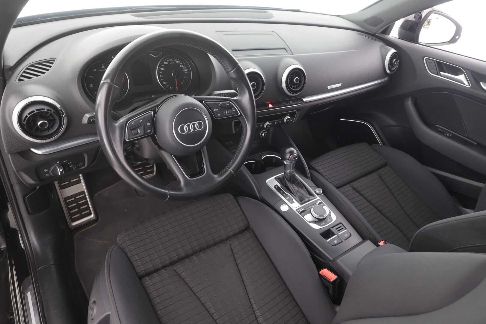 Audi A3 2017 Sedan First Edition Business Sport 1,4 TFSI COD 110 kW ultra S tronic - | ACC | Facelift | B&O | LED | Kattoluukku | Sporttipenkit | Urheilualusta | Keyless | Drive Select | Apple & Android | 2x renkaat aluin | Suomiauto |