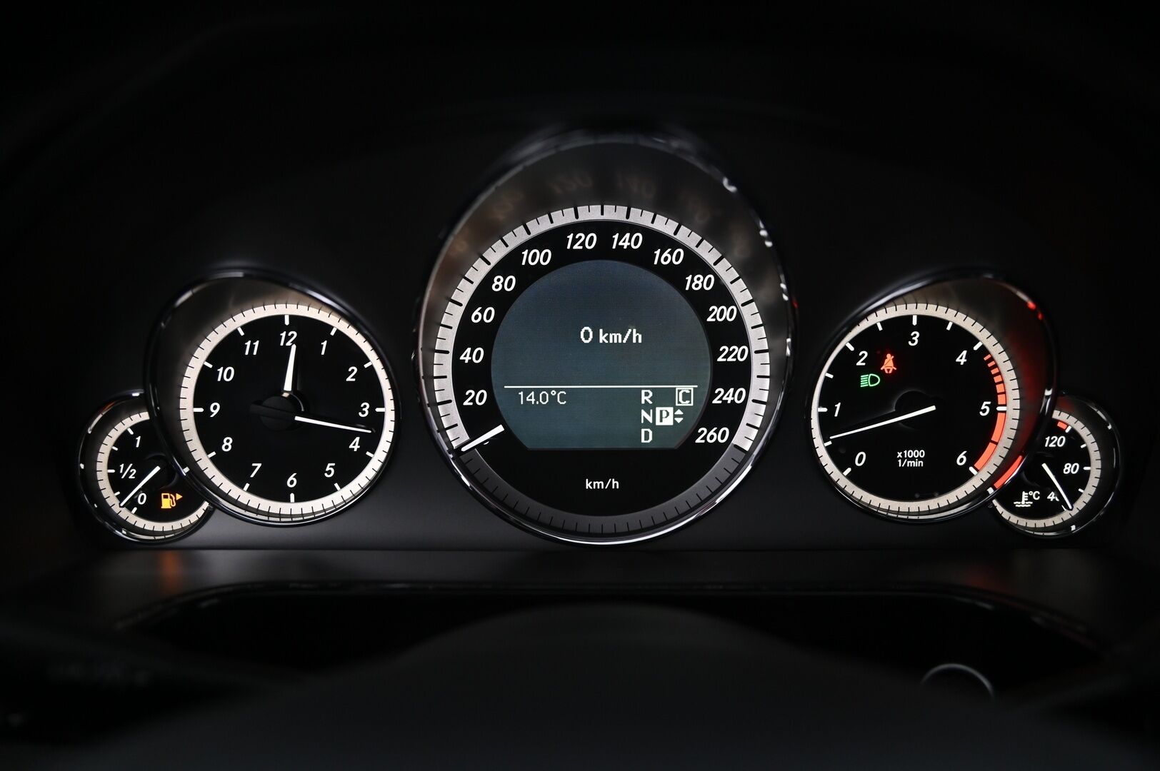 Mercedes-Benz E 2010 350 CDI 4Matic AMG-Styling *Nahkasisusta / Tutkat /  Navi / Rattivaihteet* - Juuri huollettu&katsastettu / Amg sisä- ja ulkonäköpaketti / Väkivahva 3.0L mersun diesel / Tummennetut takalasit 
