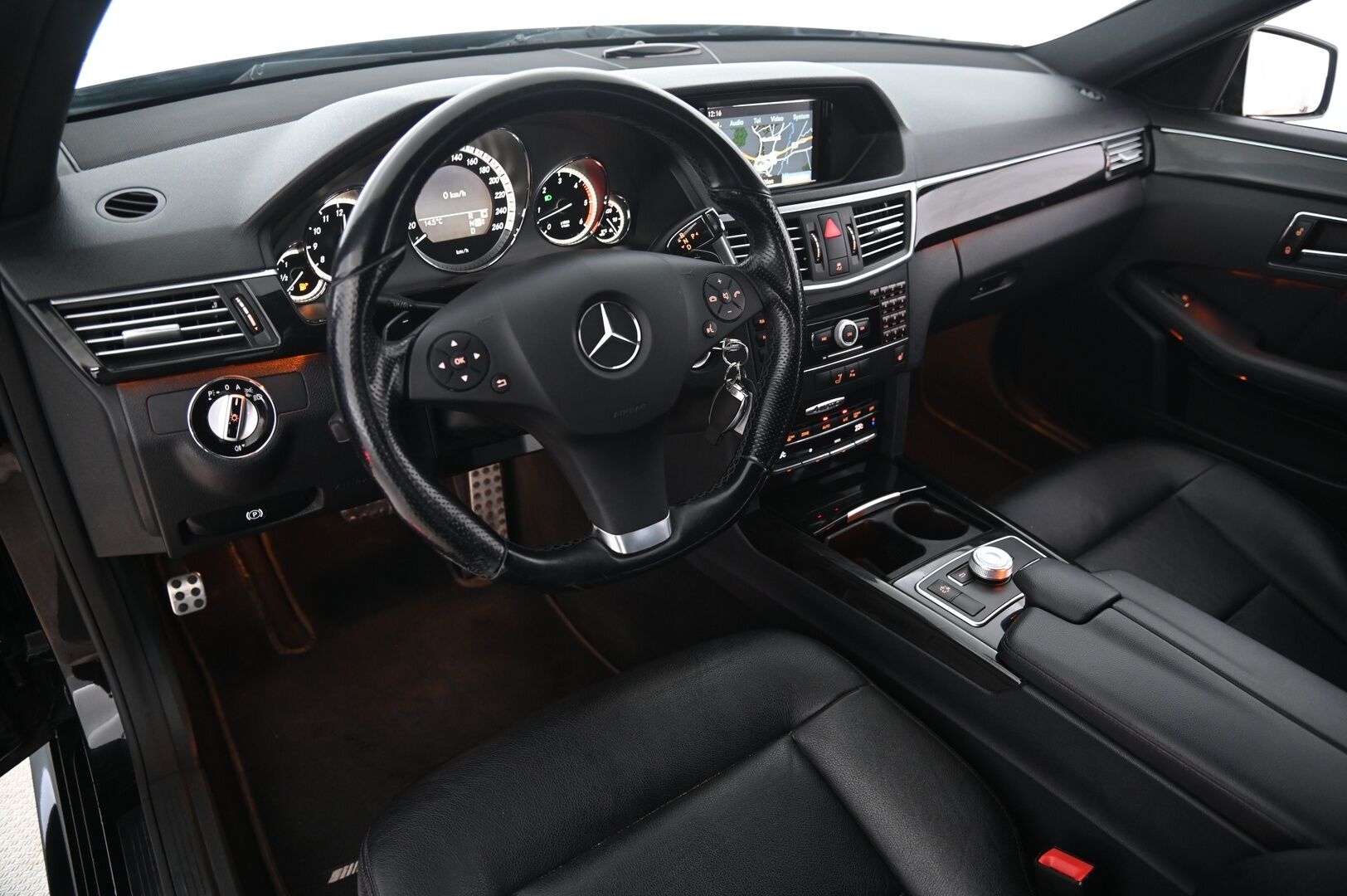 Mercedes-Benz E 2010 350 CDI 4Matic AMG-Styling *Nahkasisusta / Tutkat /  Navi / Rattivaihteet* - Juuri huollettu&katsastettu / Amg sisä- ja ulkonäköpaketti / Väkivahva 3.0L mersun diesel / Tummennetut takalasit 