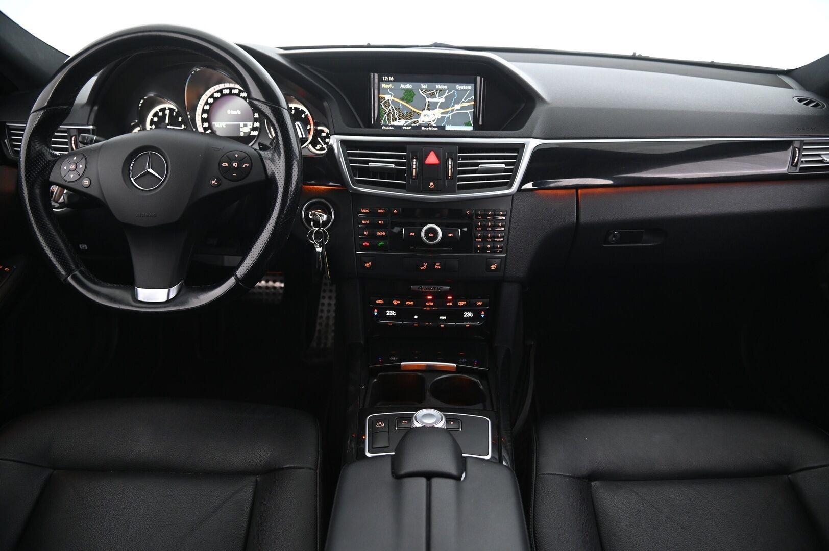 Mercedes-Benz E 2010 350 CDI 4Matic AMG-Styling *Nahkasisusta / Tutkat /  Navi / Rattivaihteet* - Juuri huollettu&katsastettu / Amg sisä- ja ulkonäköpaketti / Väkivahva 3.0L mersun diesel / Tummennetut takalasit 