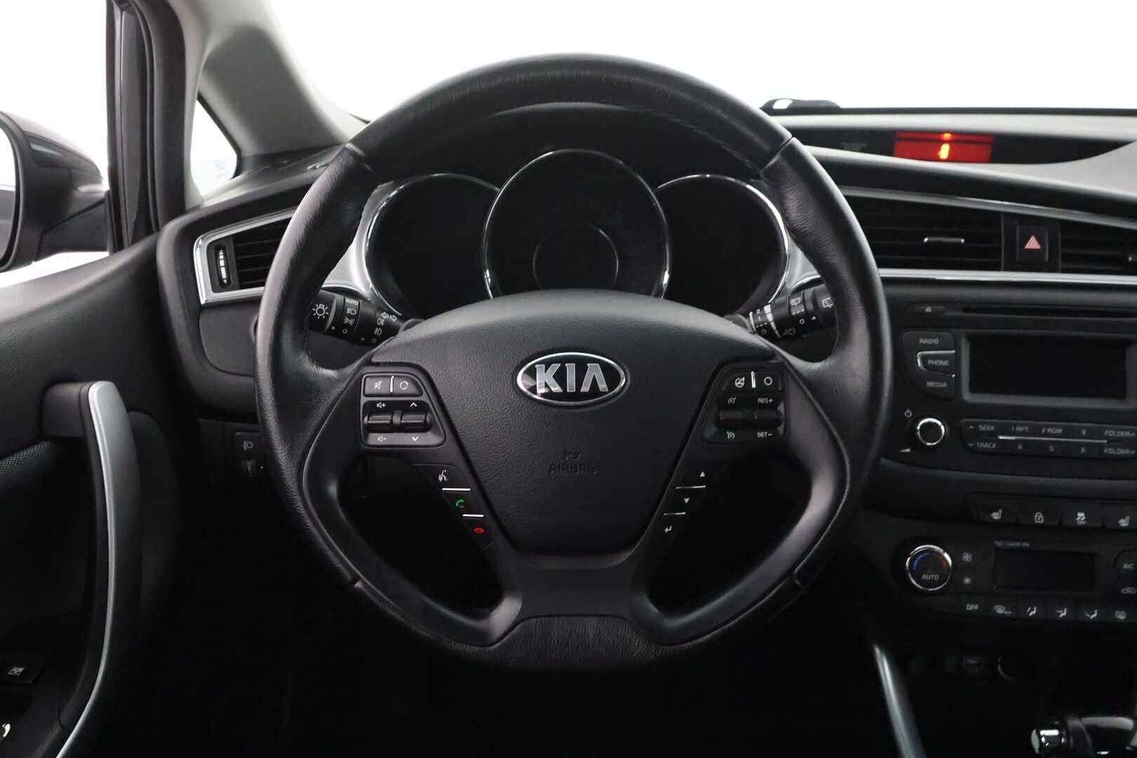 Kia cee'd 2017 1,6 EX 5D DCT A/T - | Facelift | Vakkari | Lohko&Sisätilanlämmitin | Bluetooth | P.Tutka | Ratinlämmitys | Suomi-auto | Kahdet renkaat |