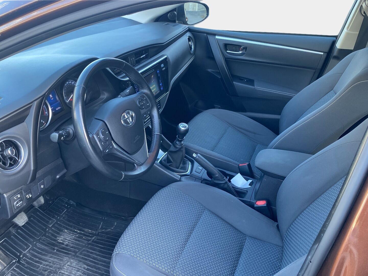 Toyota Corolla 2016 1,6 Valvematic Active 4ov - Suomi-auto / Koukku / Vakkari / Upea metalliväri / Kahdet hyvät renkaat vanteilla