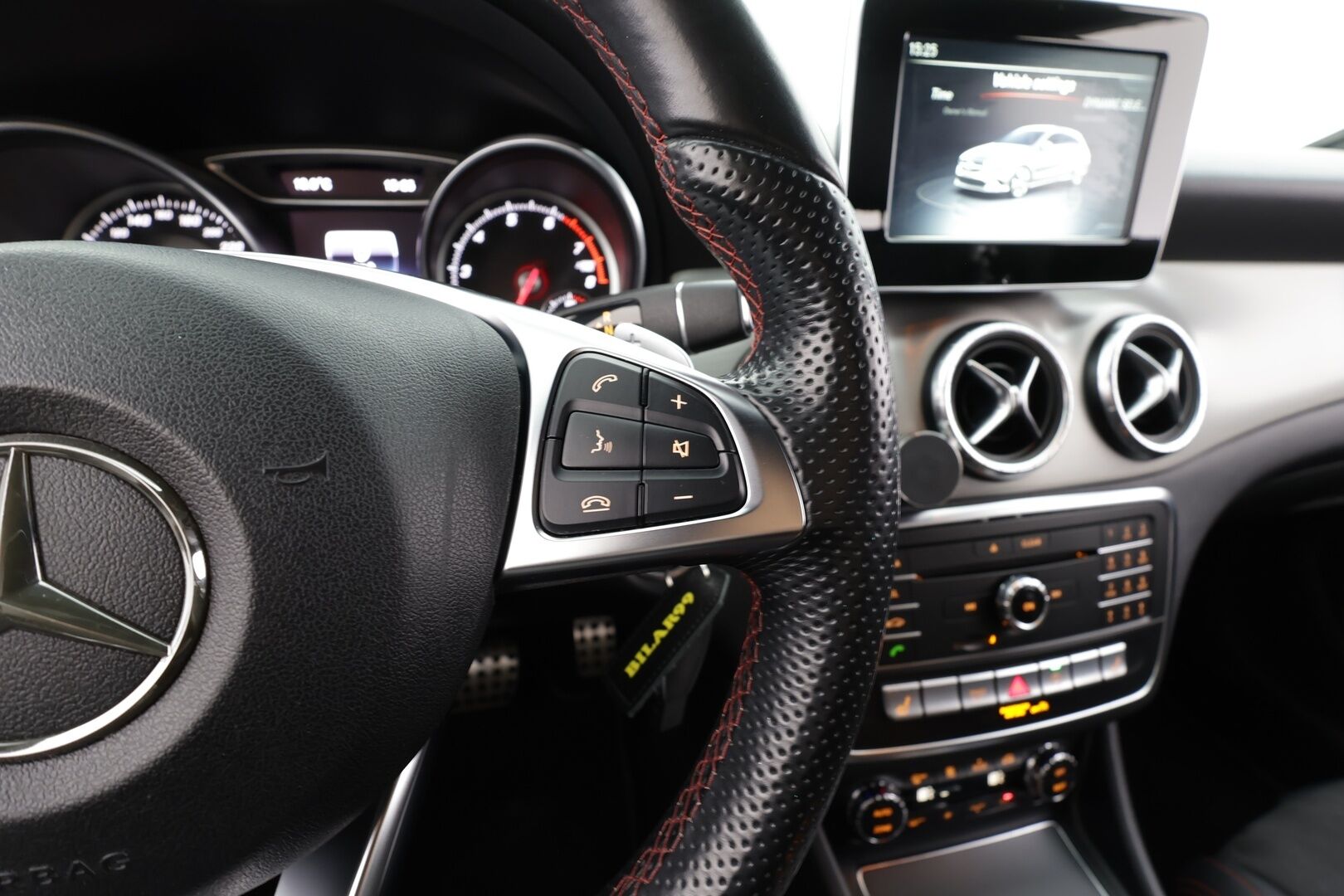 Mercedes-Benz CLA 2017 180 A Shooting Brake Business AMG - | LED | Sporttipenkit | Nahka-alcantara | Peruutuskamera | Bluetooth | Active Brake Assist | Vakkari | Aut. ilmastointi | 2x renkaat aluin | 