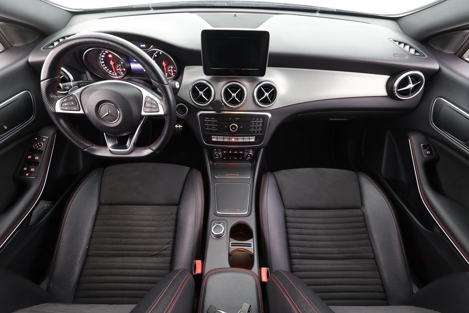 Mercedes-Benz CLA 2017 180 A Shooting Brake Business AMG - | LED | Sporttipenkit | Nahka-alcantara | Peruutuskamera | Bluetooth | Active Brake Assist | Vakkari | Aut. ilmastointi | 2x renkaat aluin | 