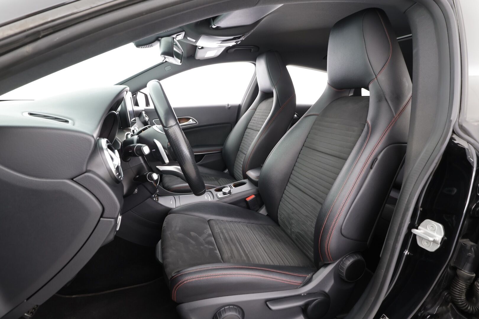 Mercedes-Benz CLA 2017 180 A Shooting Brake Business AMG - | LED | Sporttipenkit | Nahka-alcantara | Peruutuskamera | Bluetooth | Active Brake Assist | Vakkari | Aut. ilmastointi | 2x renkaat aluin | 
