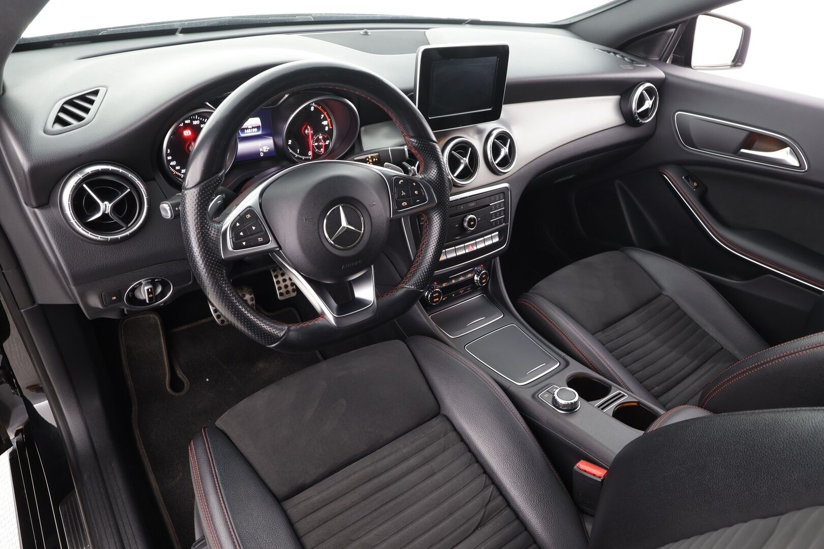 Mercedes-Benz CLA 2017 180 A Shooting Brake Business AMG - | LED | Sporttipenkit | Nahka-alcantara | Peruutuskamera | Bluetooth | Active Brake Assist | Vakkari | Aut. ilmastointi | 2x renkaat aluin | 