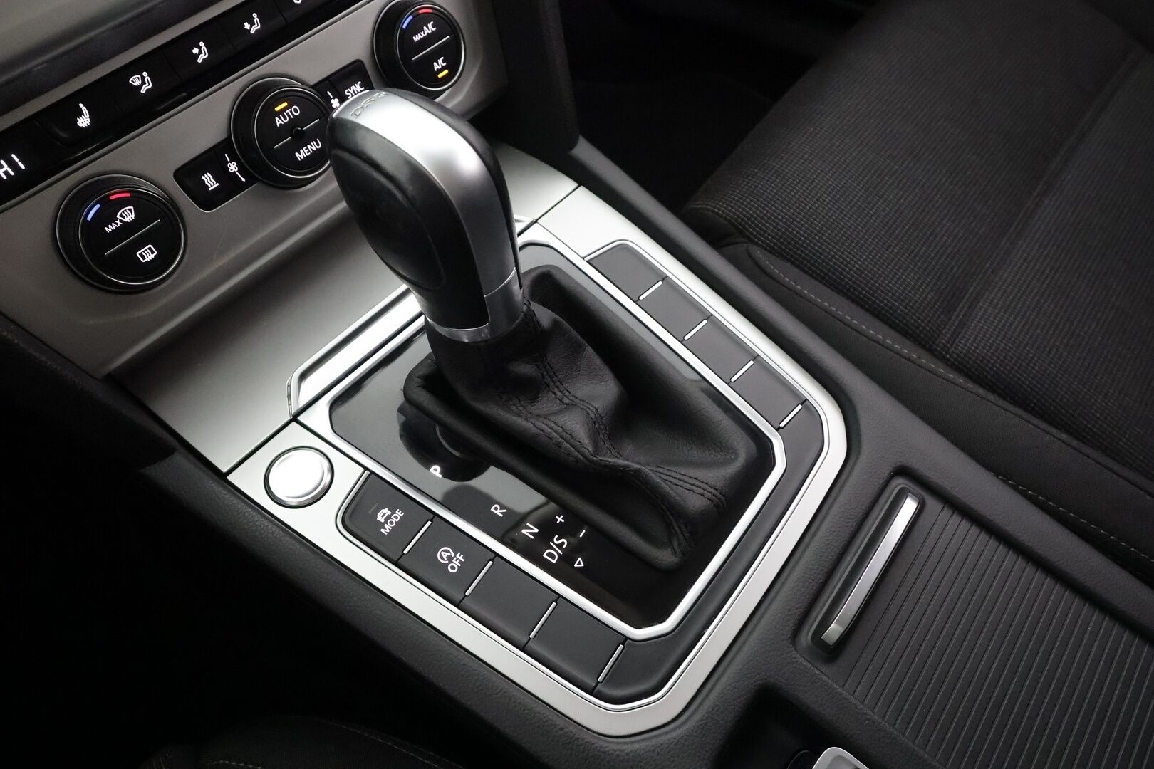 Volkswagen Passat 2017 Variant Comfortline 2,0 TDI 110 kW DSG * Webasto / ACC / LED / P.Tutkat / Navi * - Suomi-auto / Kahdet renkaat aluvanteilla - HULLUT AVAJAISHULINAT KORKOTARJOUS 3,29 %