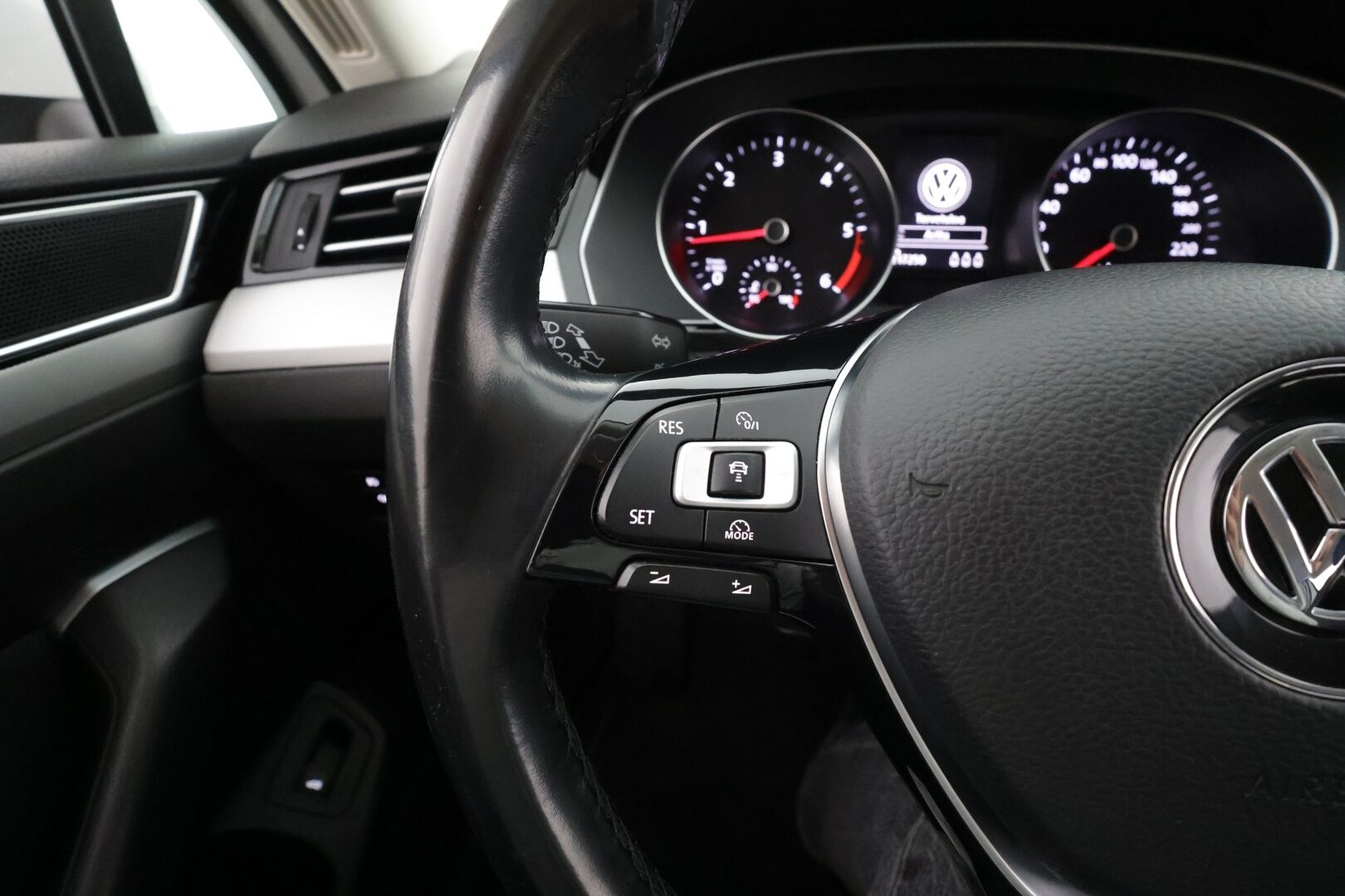 Volkswagen Passat 2017 Variant Comfortline 2,0 TDI 110 kW DSG * Webasto / ACC / LED / P.Tutkat / Navi * - Suomi-auto / Kahdet renkaat aluvanteilla - HULLUT AVAJAISHULINAT KORKOTARJOUS 3,29 %