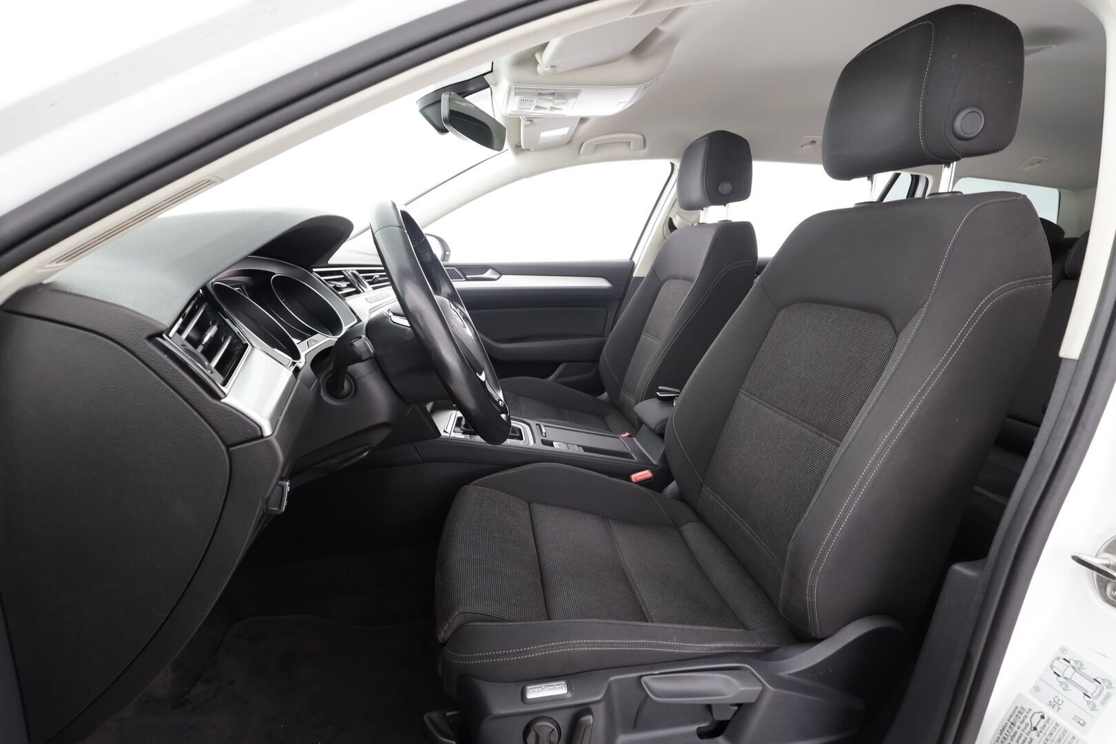 Volkswagen Passat 2017 Variant Comfortline 2,0 TDI 110 kW DSG * Webasto / ACC / LED / P.Tutkat / Navi * - Suomi-auto / Kahdet renkaat aluvanteilla