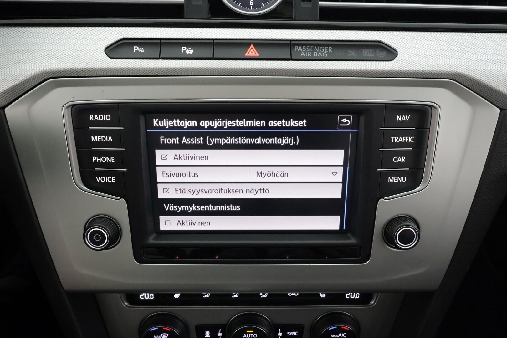 Volkswagen Passat 2017 Variant Comfortline 2,0 TDI 110 kW DSG * Webasto / ACC / LED / P.Tutkat / Navi * - Suomi-auto / Kahdet renkaat aluvanteilla - HULLUT AVAJAISHULINAT KORKOTARJOUS 3,29 %