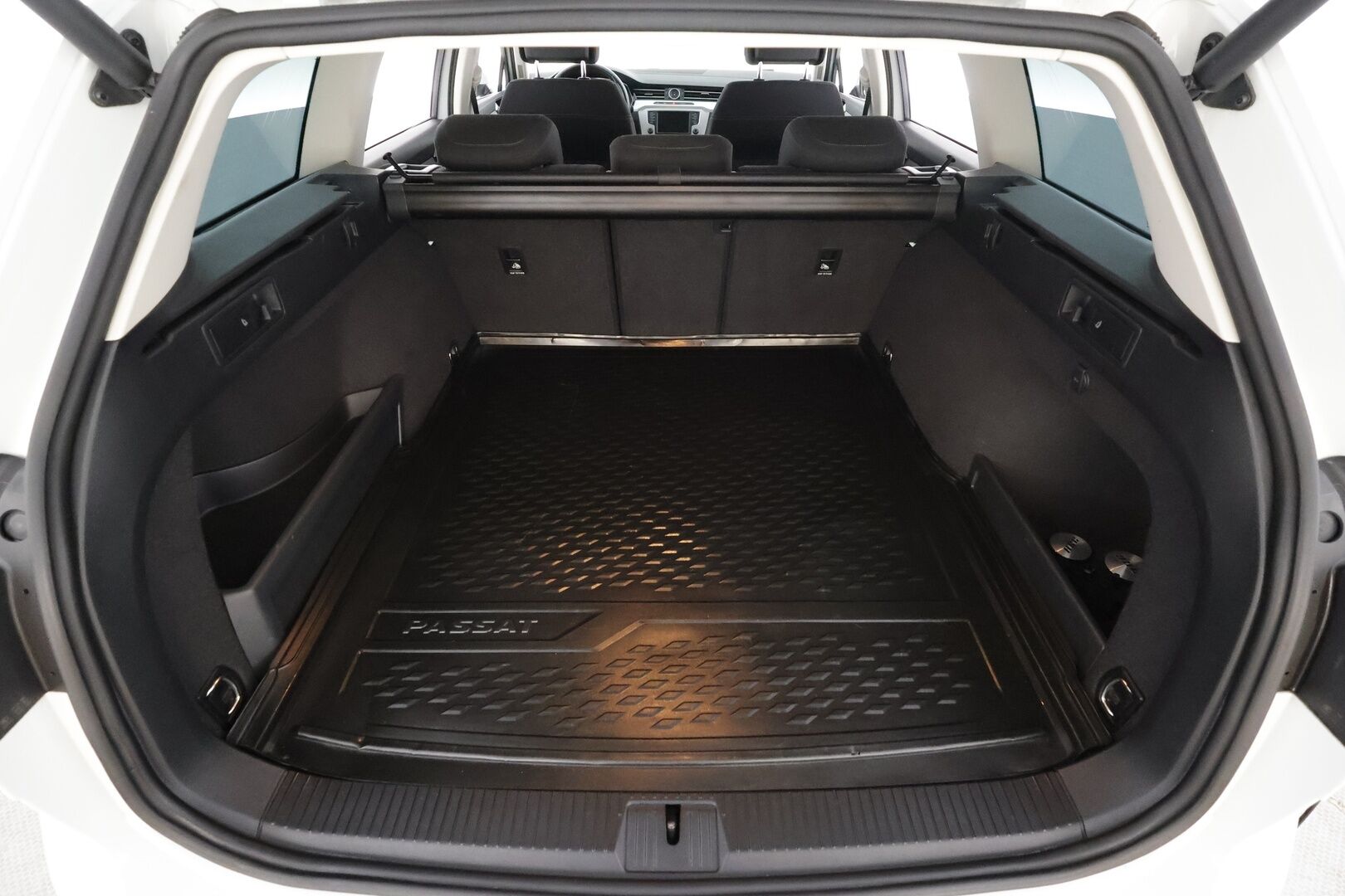 Volkswagen Passat 2017 Variant Comfortline 2,0 TDI 110 kW DSG * Webasto / ACC / LED / P.Tutkat / Navi * - Suomi-auto / Kahdet renkaat aluvanteilla