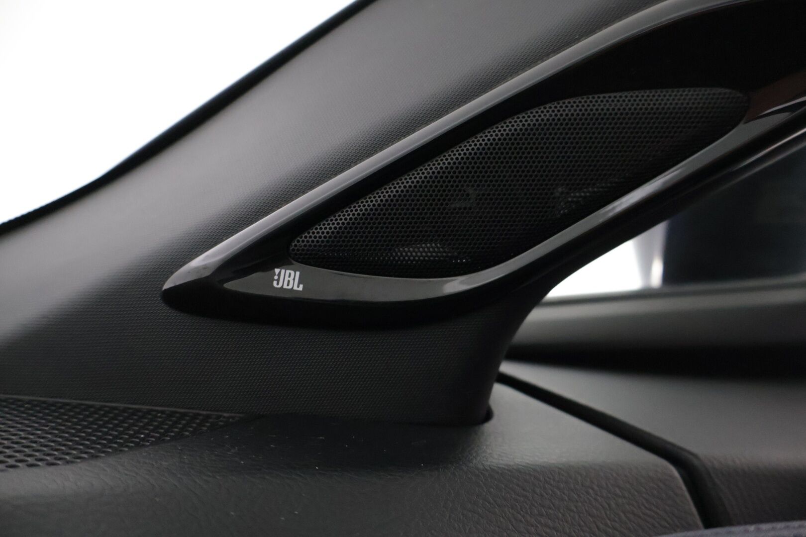 Toyota C-HR 2017 1,8 Hybrid Style *ACC / JBL / Lohko / BLIS / Navi / KeyLess / P-kamera / Ratinlämmitin / Vetokoukku / LED* - *2x renkaat / Merkkihuollettu / Suomi-auto*