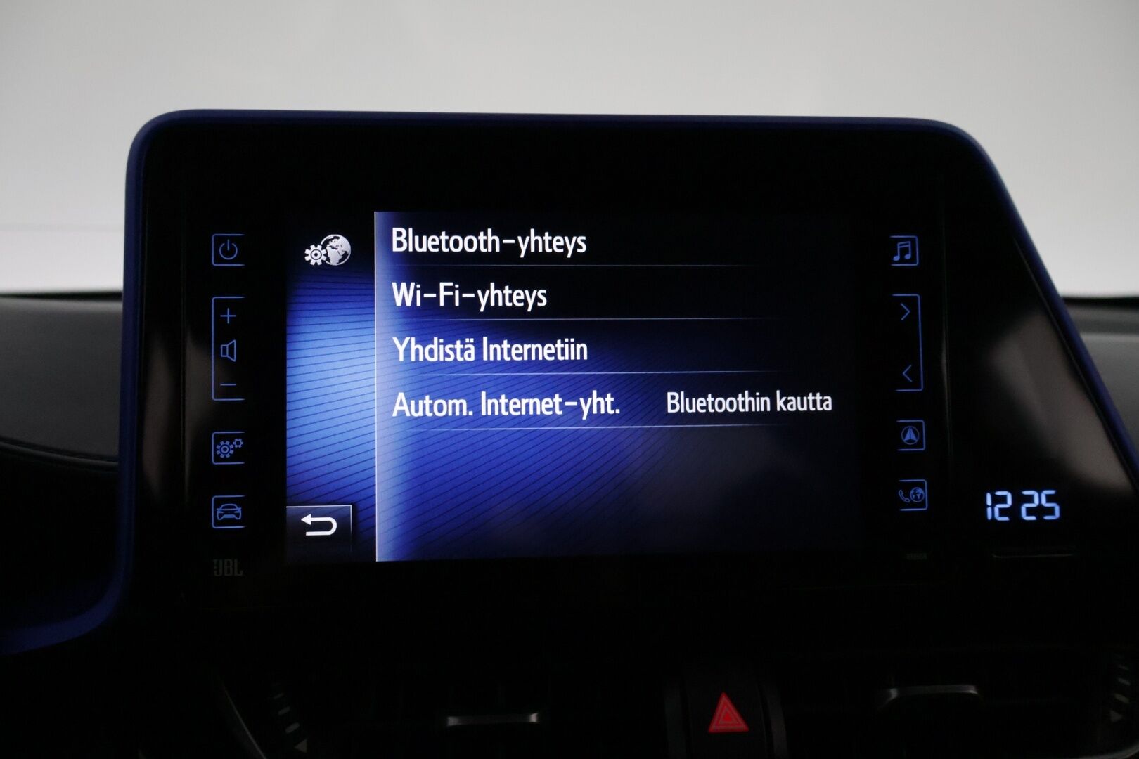 Toyota C-HR 2017 1,8 Hybrid Style *ACC / JBL / Lohko / BLIS / Navi / KeyLess / P-kamera / Ratinlämmitin / Vetokoukku / LED* - *2x renkaat / Merkkihuollettu / Suomi-auto*