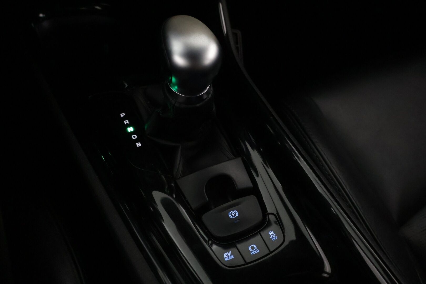 Toyota C-HR 2017 1,8 Hybrid Style *ACC / JBL / Lohko / BLIS / Navi / KeyLess / P-kamera / Ratinlämmitin / Vetokoukku / LED* - *2x renkaat / Merkkihuollettu / Suomi-auto*