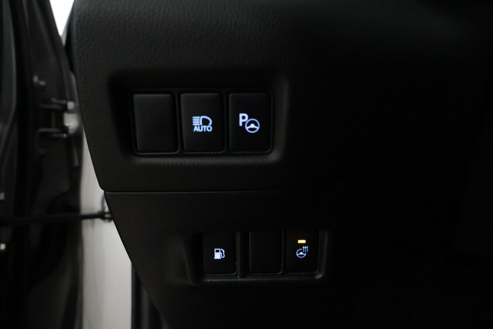 Toyota C-HR 2017 1,8 Hybrid Style *ACC / JBL / Lohko / BLIS / Navi / KeyLess / P-kamera / Ratinlämmitin / Vetokoukku / LED* - *2x renkaat / Merkkihuollettu / Suomi-auto*