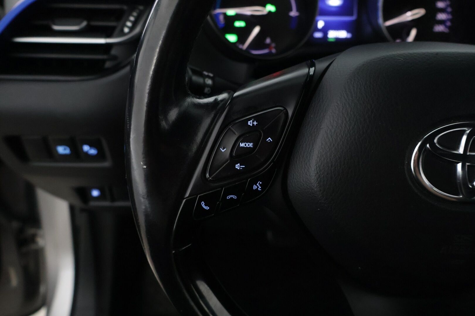 Toyota C-HR 2017 1,8 Hybrid Style *ACC / JBL / Lohko / BLIS / Navi / KeyLess / P-kamera / Ratinlämmitin / Vetokoukku / LED* - *2x renkaat / Merkkihuollettu / Suomi-auto*