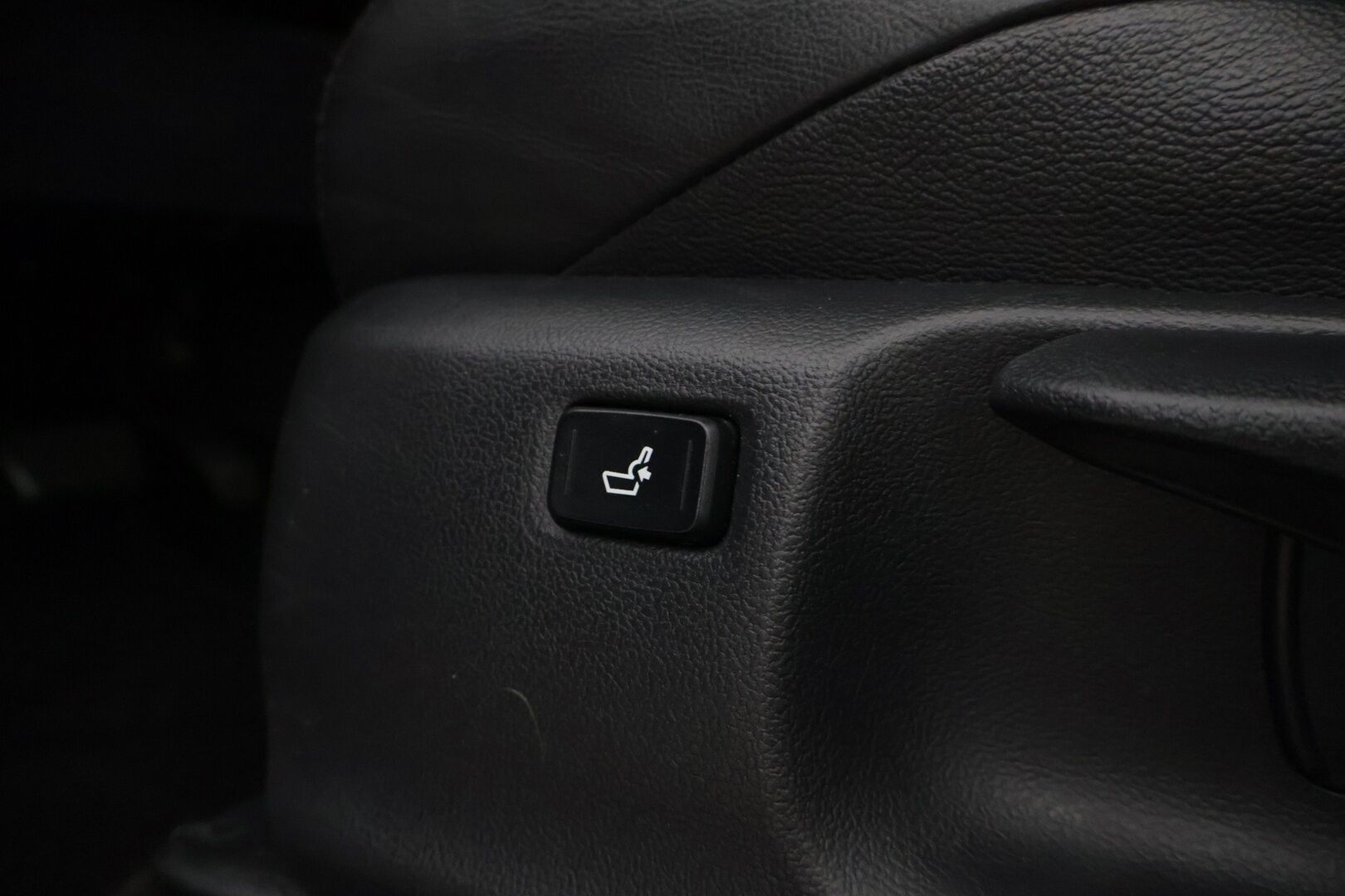 Toyota C-HR 2017 1,8 Hybrid Style *ACC / JBL / Lohko / BLIS / Navi / KeyLess / P-kamera / Ratinlämmitin / Vetokoukku / LED* - *2x renkaat / Merkkihuollettu / Suomi-auto*