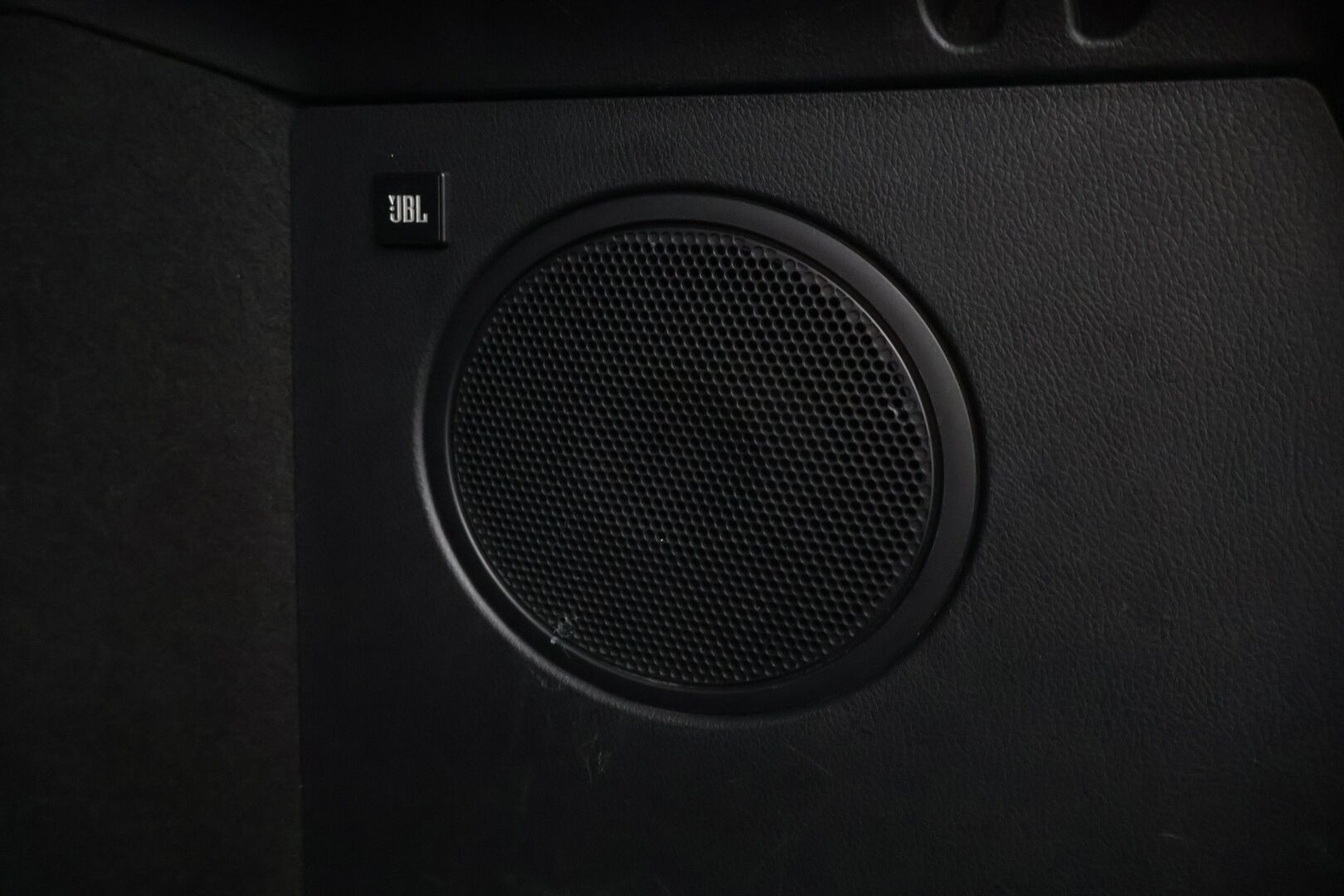 Toyota C-HR 2017 1,8 Hybrid Style *ACC / JBL / Lohko / BLIS / Navi / KeyLess / P-kamera / Ratinlämmitin / Vetokoukku / LED* - *2x renkaat / Merkkihuollettu / Suomi-auto*