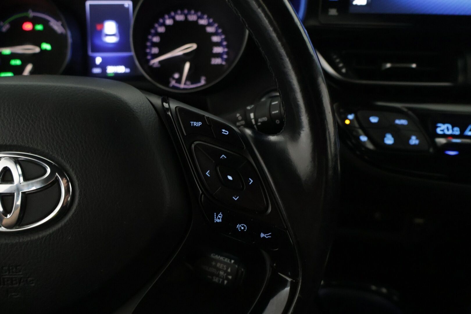 Toyota C-HR 2017 1,8 Hybrid Style *ACC / JBL / Lohko / BLIS / Navi / KeyLess / P-kamera / Ratinlämmitin / Vetokoukku / LED* - *2x renkaat / Merkkihuollettu / Suomi-auto*