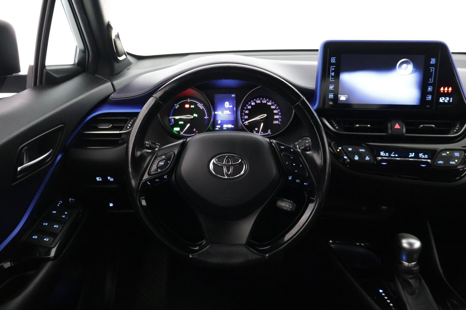 Toyota C-HR 2017 1,8 Hybrid Style *ACC / JBL / Lohko / BLIS / Navi / KeyLess / P-kamera / Ratinlämmitin / Vetokoukku / LED* - *2x renkaat / Merkkihuollettu / Suomi-auto*