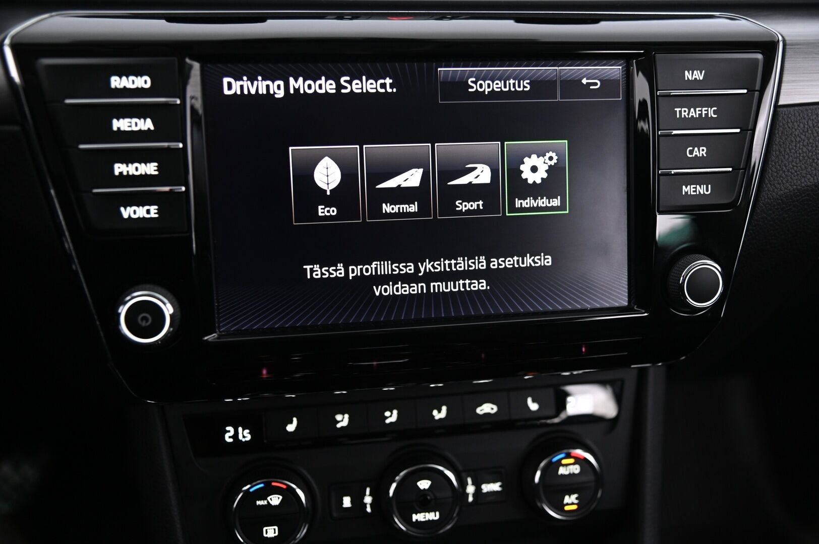 Skoda Superb 2017 Combi 2,0 TDI 150 Style DSG Autom. * Canton / Acc / S-luukku / Koukku / Webasto / Keyless * - 2-Omisteinen / Suomi-Auto 