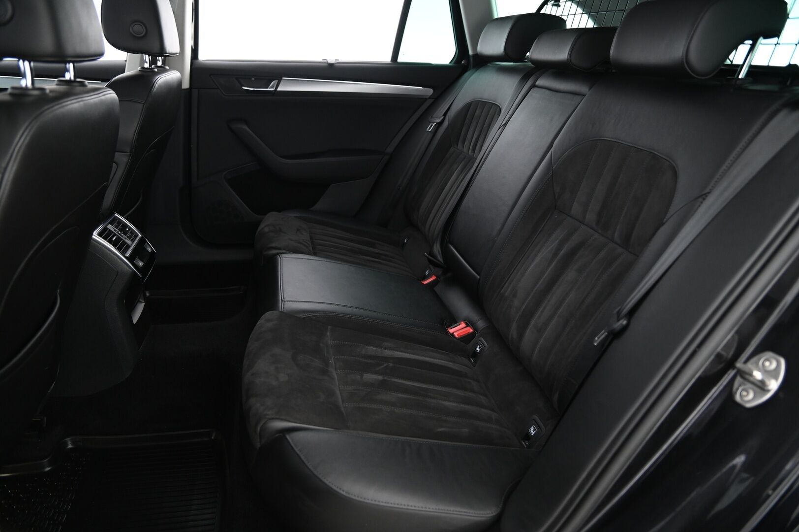 Skoda Superb 2017 Combi 2,0 TDI 150 Style DSG Autom. * Canton / Acc / S-luukku / Koukku / Webasto / Keyless * - 2-Omisteinen / Suomi-Auto 