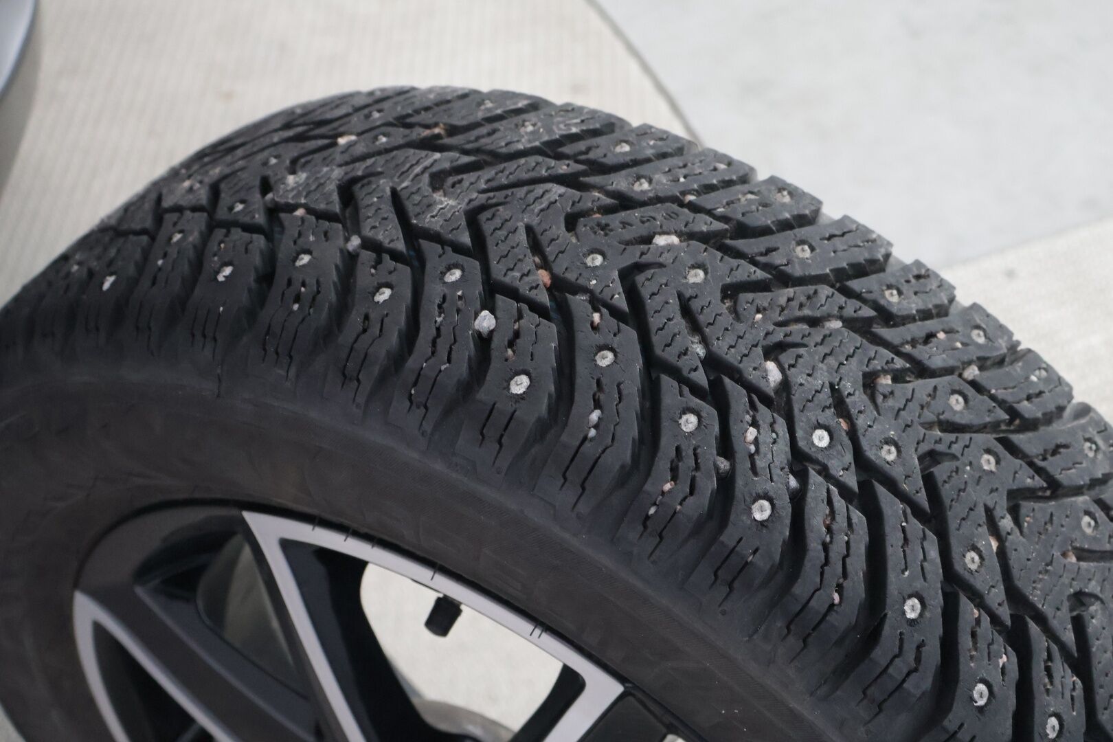 Suzuki Ignis 2019 1,2 DUALJET 4WD GL 5MT *Bluetooth / Ilmastointi / Peruutuskamera / Penkinlämmittimet / Lohkolämmitin / 2x Renkaat* - 3,99% KORKOTARJOUS TÄHÄN AUTOON 21.9. ASTI - 2-omisteinen Suomi-auto / Huoltokirja / Pieniruokainen