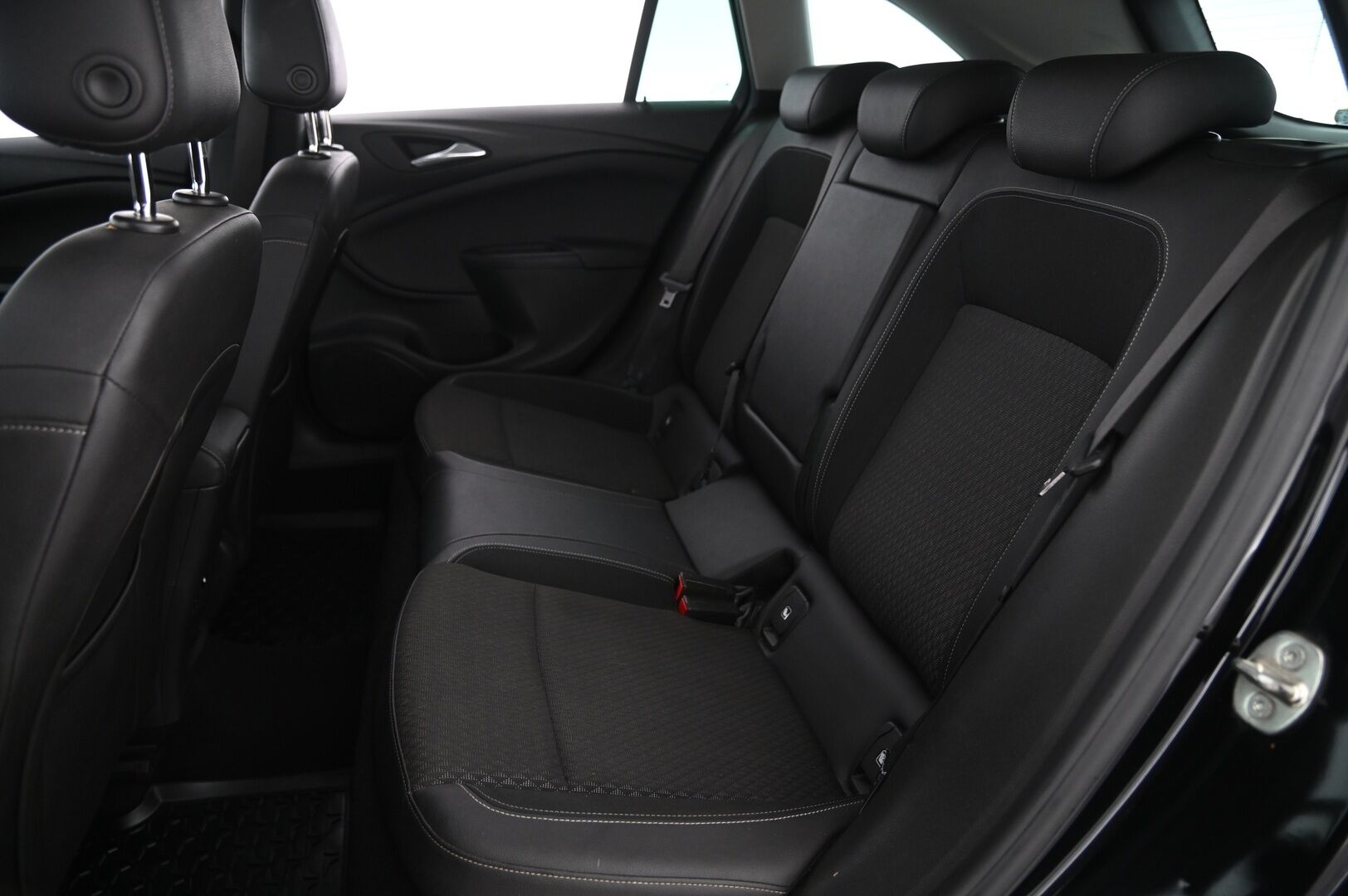 Opel Astra 2017 Sports Tourer Innovation 1,4 Turbo Start/Stop 110kW AT6 - Sporttipenkit / Webasto / Kamera / 2x alut / Suomiauto / Juuri huollettu / Blis / Lämpöratti / S-kontti / Appconneect / Kessy / Led