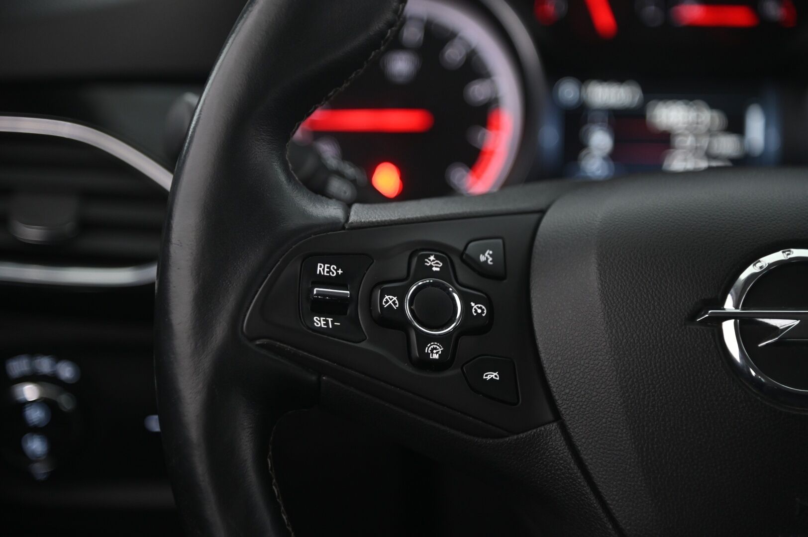 Opel Astra 2017 Sports Tourer Innovation 1,4 Turbo Start/Stop 110kW AT6 - Sporttipenkit / Webasto / Kamera / 2x alut / Suomiauto / Juuri huollettu / Blis / Lämpöratti / S-kontti / Appconneect / Kessy / Led