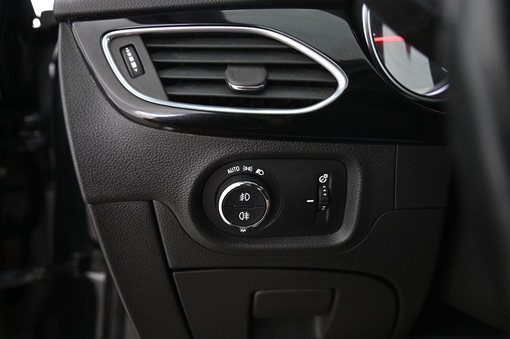 Opel Astra 2017 Sports Tourer Innovation 1,4 Turbo Start/Stop 110kW AT6 - Sporttipenkit / Webasto / Kamera / 2x alut / Suomiauto / Juuri huollettu / Blis / Lämpöratti / S-kontti / Appconneect / Kessy / Led