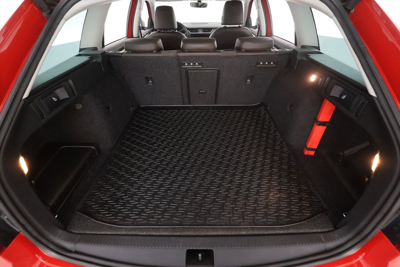 Skoda Octavia 2017 Combi 2,0 TDI 184 4x4 Scout DSG * Facelift / Canton / ACC / Webasto / P.kamera / LED / Keyless / Apple&Android * - Suomi-auto / Kahdet renkaat aluvanteilla