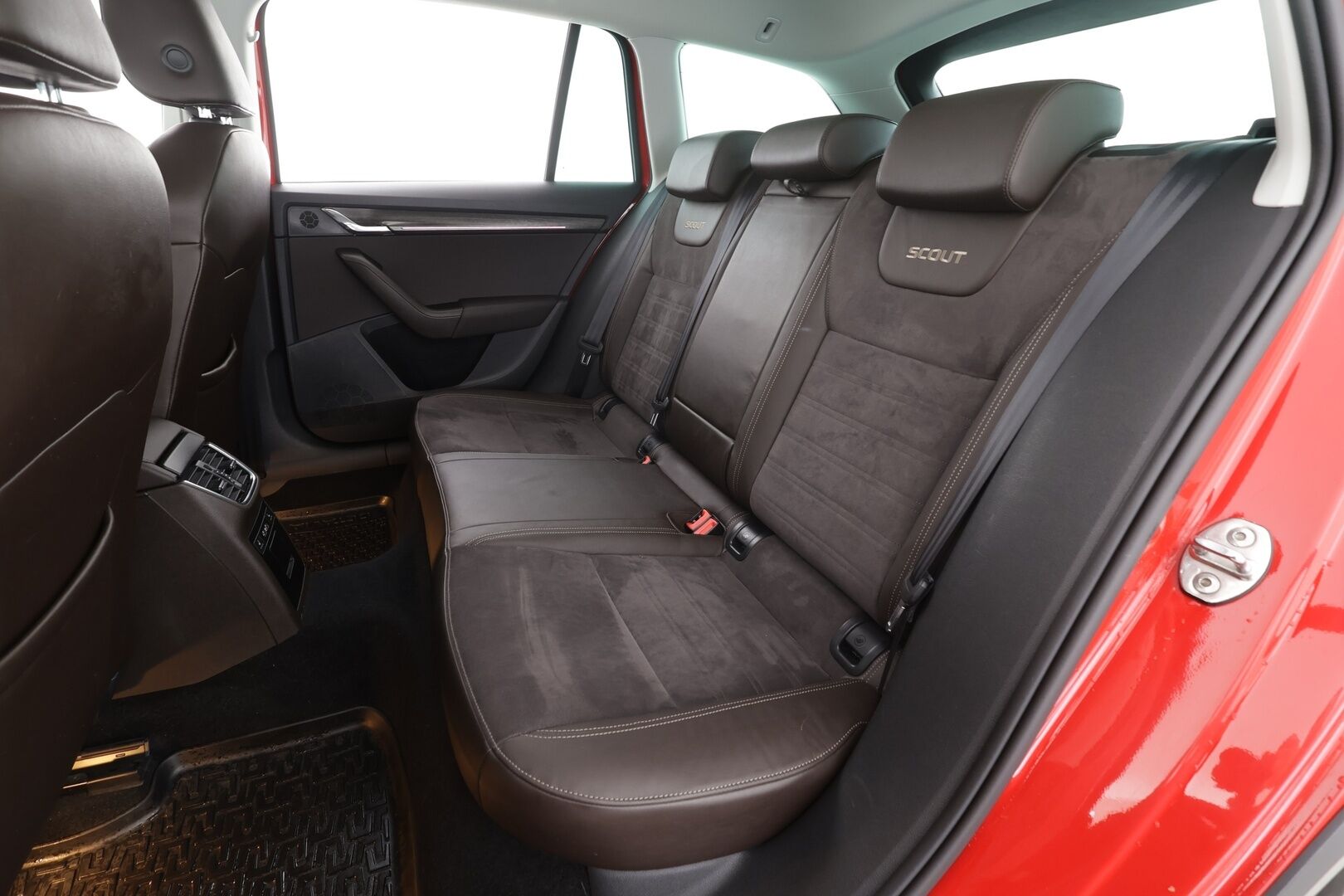 Skoda Octavia 2017 Combi 2,0 TDI 184 4x4 Scout DSG * Facelift / Canton / ACC / Webasto / P.kamera / LED / Keyless / Apple&Android * - Suomi-auto / Kahdet renkaat aluvanteilla