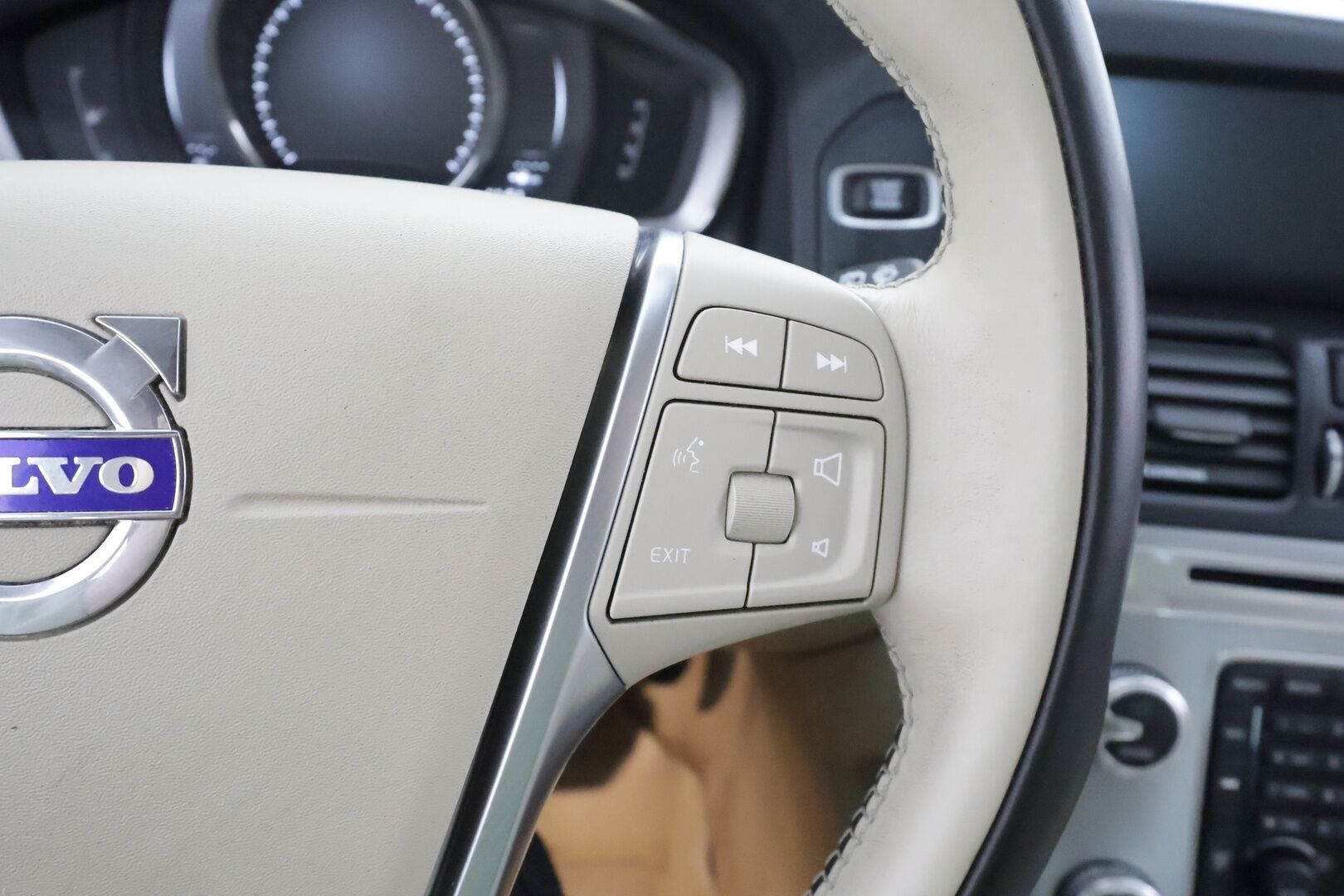 Volvo XC60 2017 D4 Classic Summum aut * ACC / Webasto / Xenon / Muistipenkki / P.tutkat / Kaistavahti / Navi * - Suomi-auto / Kahdet renkaat 