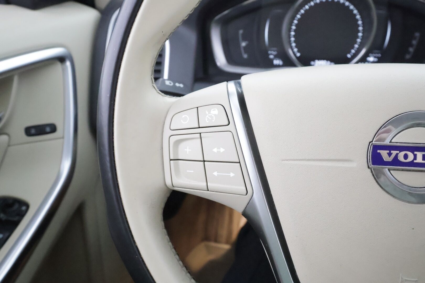 Volvo XC60 2017 D4 Classic Summum aut * ACC / Webasto / Xenon / Muistipenkki / P.tutkat / Kaistavahti / Navi * - Suomi-auto / Kahdet renkaat 