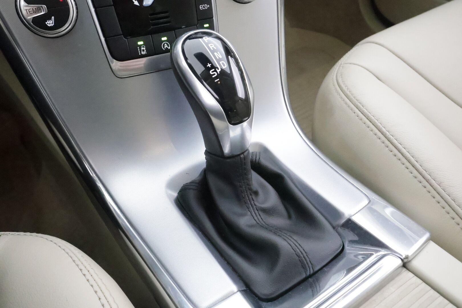 Volvo XC60 2017 D4 Classic Summum aut * ACC / Webasto / Xenon / Muistipenkki / P.tutkat / Kaistavahti / Navi * - Suomi-auto / Kahdet renkaat 