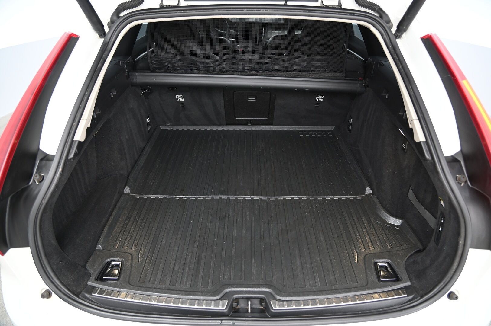Volvo V90 2017 D3 Momentum aut. *Suomi-Auto / ACC / VOC / Digimittari / S-luukku* - *Juuri saapunut! / Start-Stop / Webasto / Liikennemerkkien tunnistus / P-tutka / 2X Renkaat*