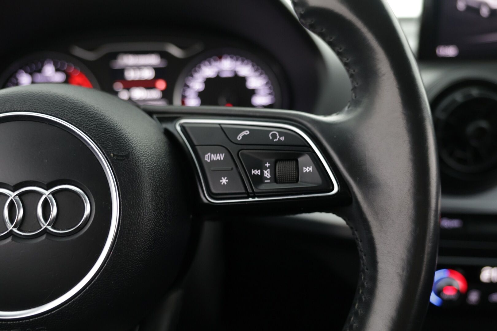Audi Q2 2017 Business Sport 1,6 TDI 85 kW S tronic *Adaptiivinen vakionopeudensäädin / Sähkötoiminen takakontti / Lohkolämmitiin sisätilapistokkeella!* - Loisto maasturi / Kattavasti varusteltu / Huippu taloudellinen