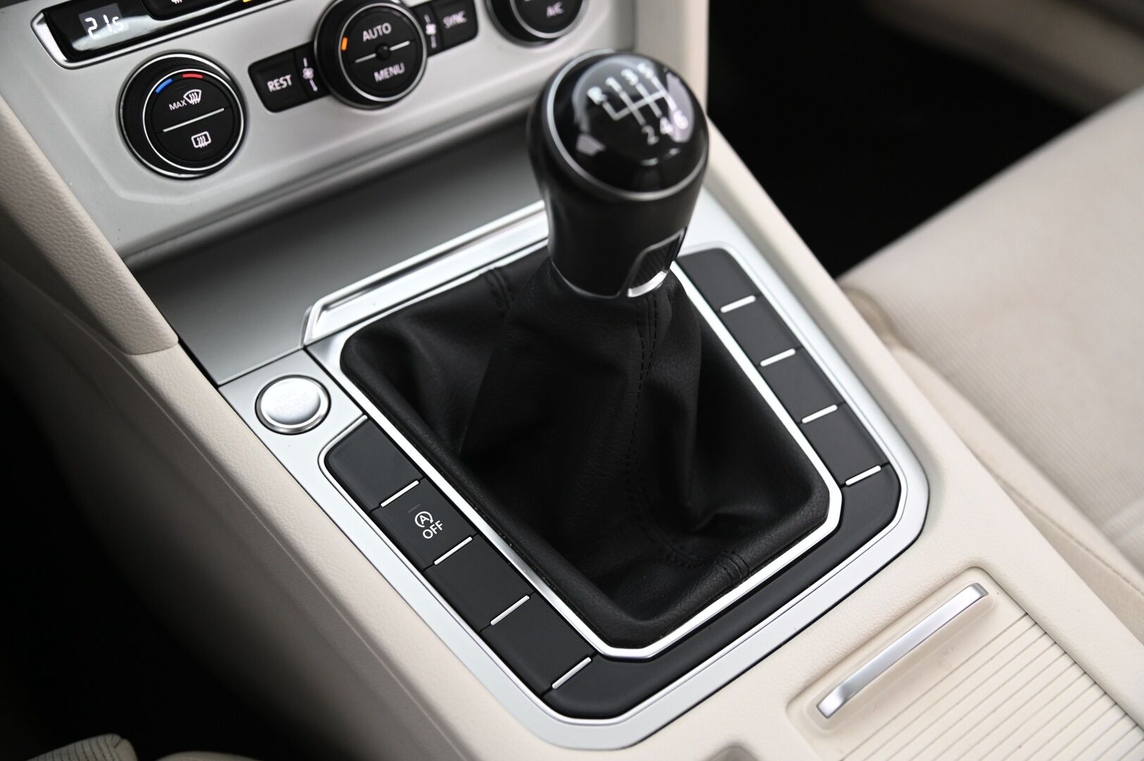 Volkswagen Passat 2017 Sedan Comfortline 1,4 TSI 92 kW (125 hv)*Led / Tutkat / Vakkari / Avaimeton käynnistys* - *Suomi-auto / Vähän ajettu / Juuri tullut! / Jakohihna vaihdettu / Michelinin nastat*