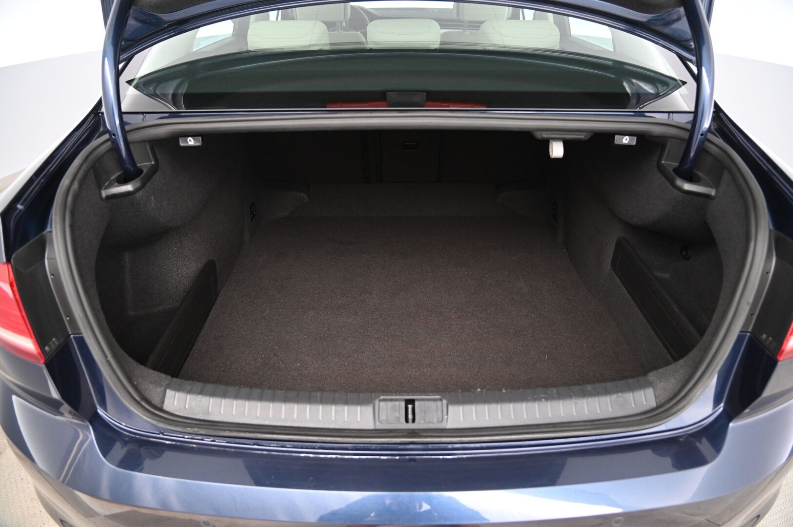 Volkswagen Passat 2017 Sedan Comfortline 1,4 TSI 92 kW (125 hv)*Led / Tutkat / Vakkari / Avaimeton käynnistys* - *Suomi-auto / Vähän ajettu / Juuri tullut! / Jakohihna vaihdettu / Michelinin nastat*