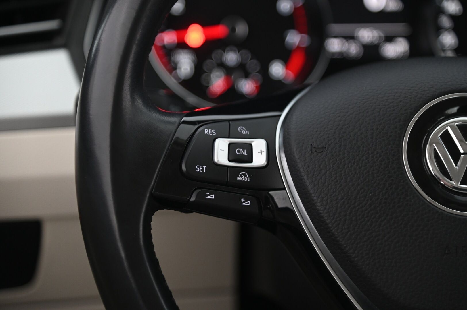 Volkswagen Passat 2017 Sedan Comfortline 1,4 TSI 92 kW (125 hv)*Led / Tutkat / Vakkari / Avaimeton käynnistys* - *Suomi-auto / Vähän ajettu / Juuri tullut! / Jakohihna vaihdettu / Michelinin nastat*