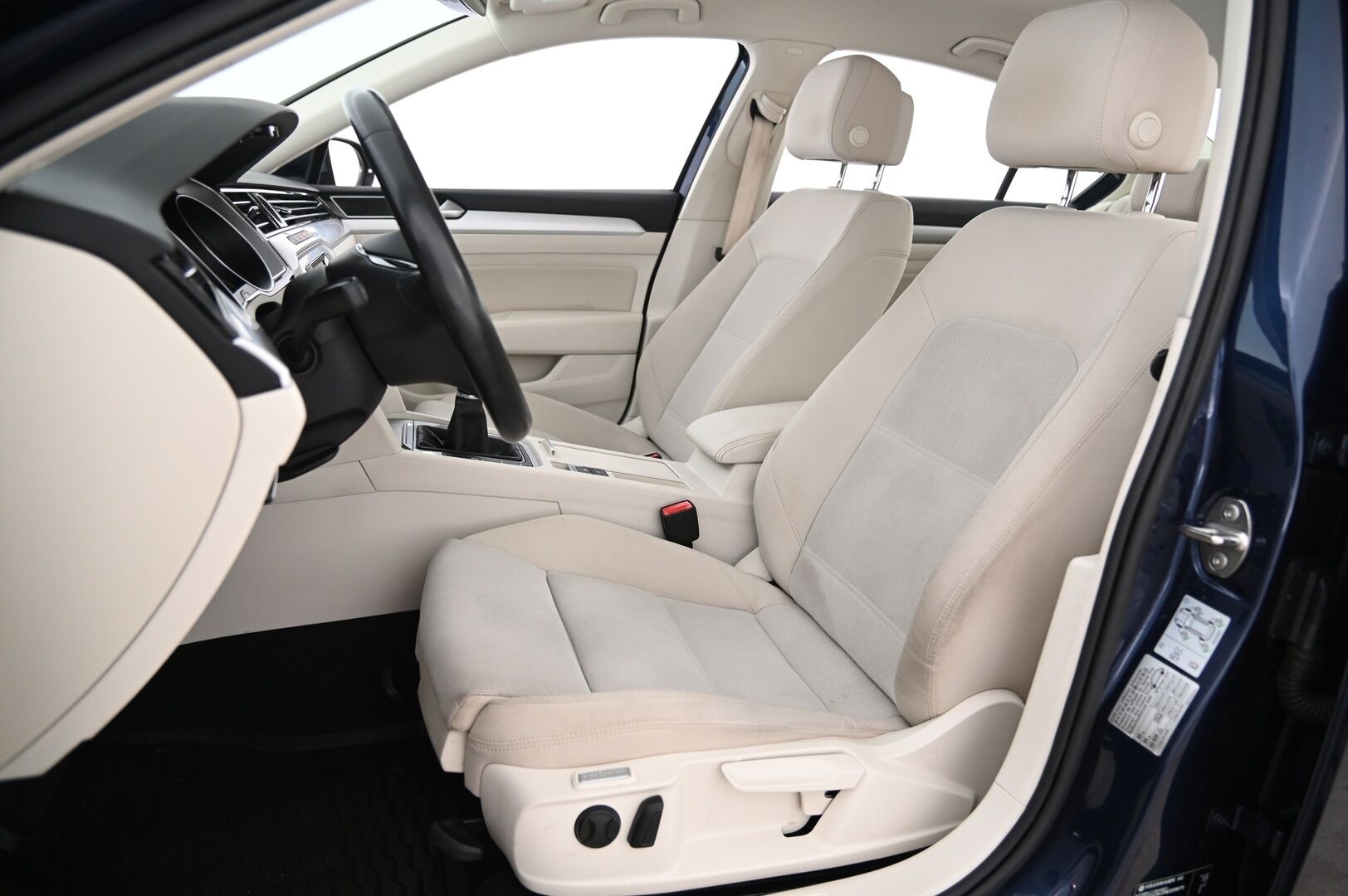 Volkswagen Passat 2017 Sedan Comfortline 1,4 TSI 92 kW (125 hv)*Led / Tutkat / Vakkari / Avaimeton käynnistys* - *Suomi-auto / Vähän ajettu / Juuri tullut! / Jakohihna vaihdettu / Michelinin nastat*