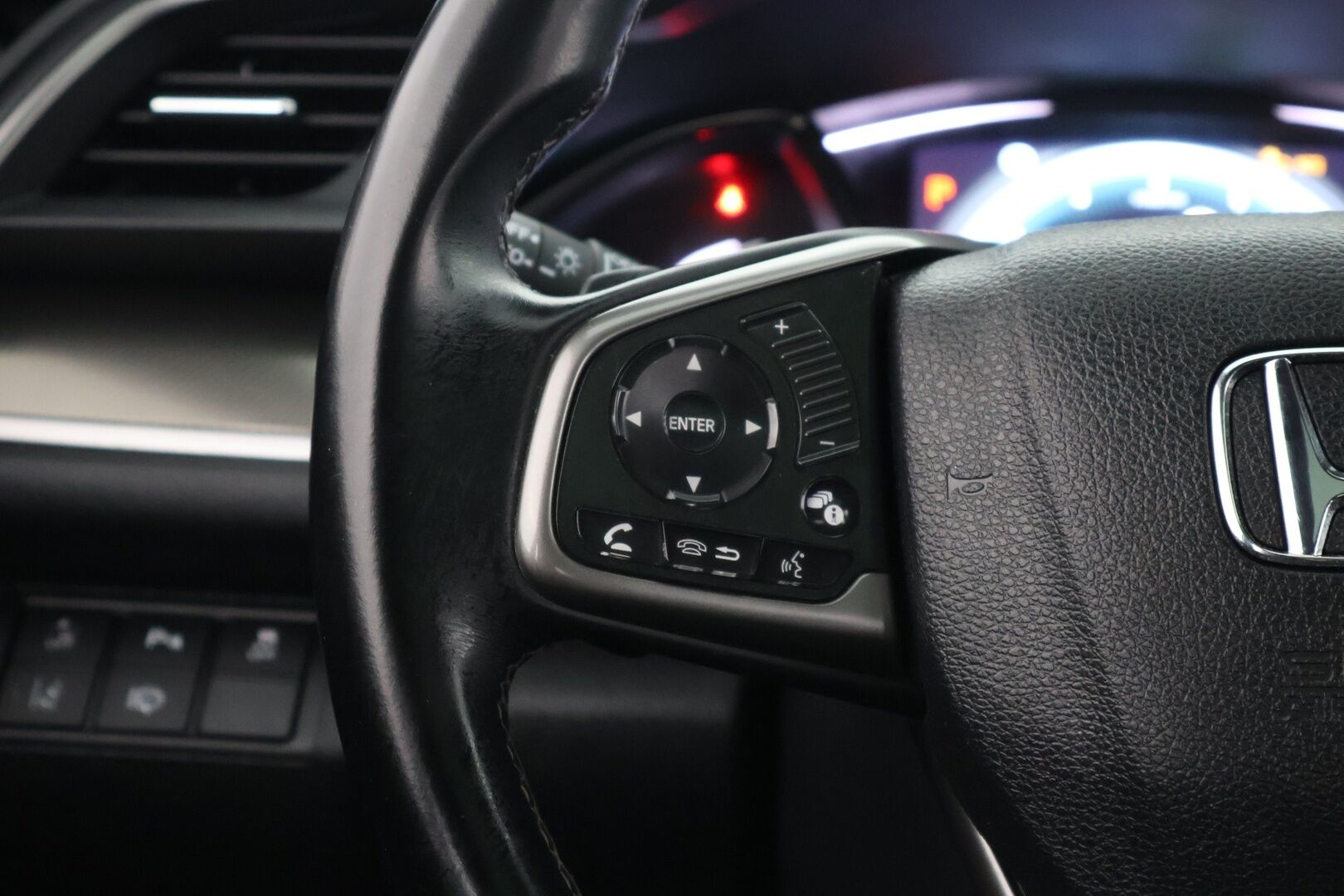 Honda Civic 2017 HB 129 hv Sport Premium AT - | Huippuvarusteet! | Adapt vakkari | Kattoluukku | P.Kamera | Nahat | Koukku | 2x renkaat & vanteet | Lohko + sisäp. |