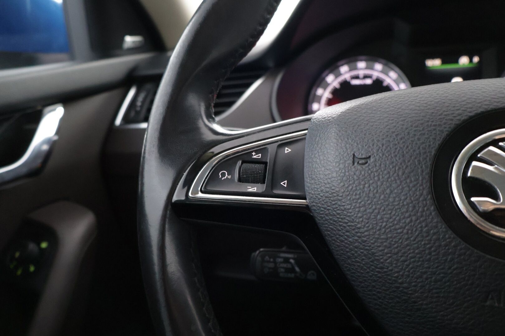 Skoda Octavia 2018 Combi 2,0 TDI 184 4x4 L&K DSG Autom. - | EI ADBLUE! | Webasto | ACC | Panorama | Keyless Go | Vetokoukku | Muistipaikka kuljettajalla | Nahka-alcantara | Kaukovaloautomatiikka | Bliss | Navi | Canton | Lämm ratti ja tuulilasi |