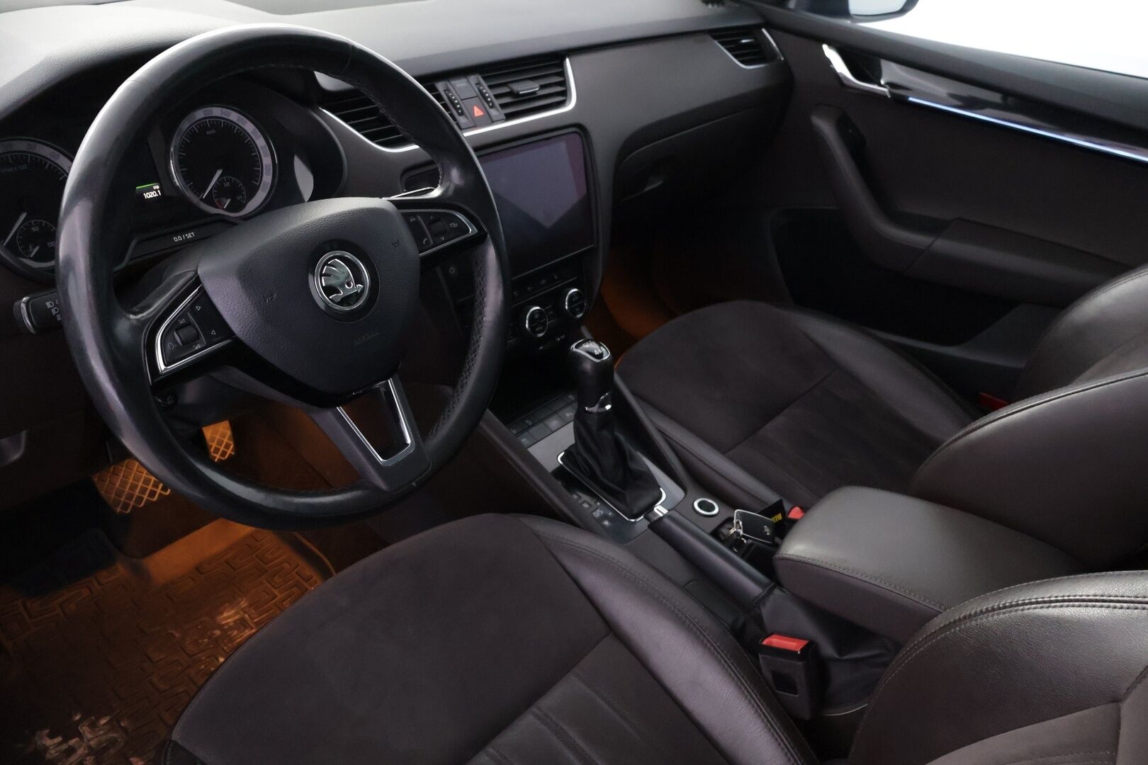 Skoda Octavia 2018 Combi 2,0 TDI 184 4x4 L&K DSG Autom. - | EI ADBLUE! | Webasto | ACC | Panorama | Keyless Go | Vetokoukku | Muistipaikka kuljettajalla | Nahka-alcantara | Kaukovaloautomatiikka | Bliss | Navi | Canton | Lämm ratti ja tuulilasi |