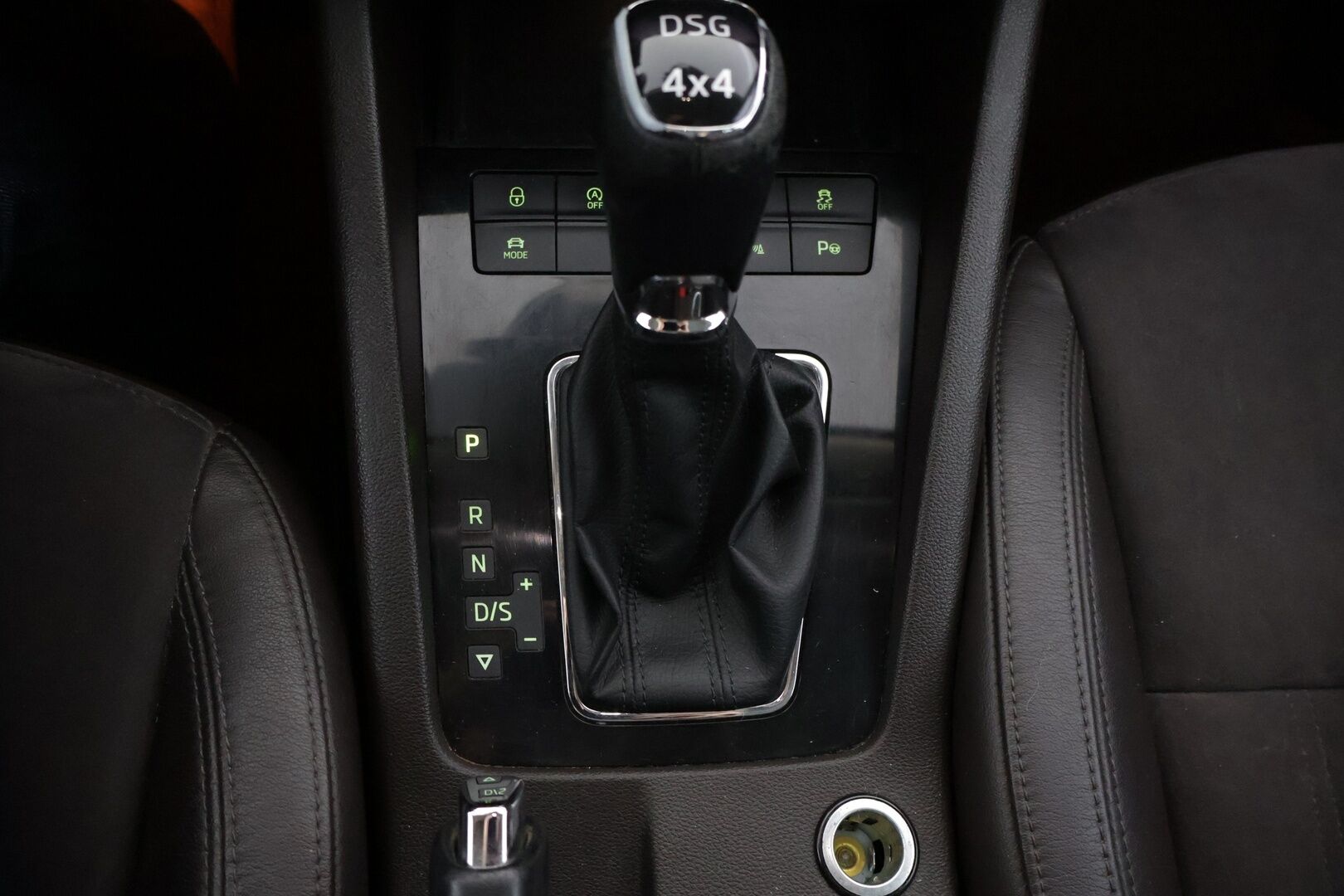 Skoda Octavia 2018 Combi 2,0 TDI 184 4x4 L&K DSG Autom. - | EI ADBLUE! | Webasto | ACC | Panorama | Keyless Go | Vetokoukku | Muistipaikka kuljettajalla | Nahka-alcantara | Kaukovaloautomatiikka | Bliss | Navi | Canton | Lämm ratti ja tuulilasi |