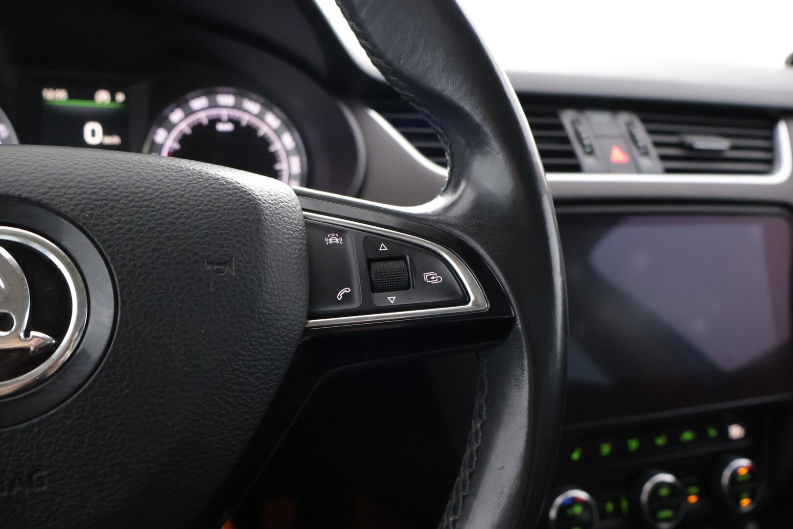 Skoda Octavia 2018 Combi 2,0 TDI 184 4x4 L&K DSG Autom. - | EI ADBLUE! | Webasto | ACC | Panorama | Keyless Go | Vetokoukku | Muistipaikka kuljettajalla | Nahka-alcantara | Kaukovaloautomatiikka | Bliss | Navi | Canton | Lämm ratti ja tuulilasi |